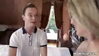 امرأة مفلس ناضجة تمارس الجنس الشرجي اللطيف مع رجل قابلته في اليوم الآخر
