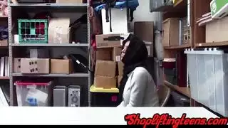 عرب في سن المراهقة ، مصرف المتسوق المصور والحصول على نائب الرئيس الوجه