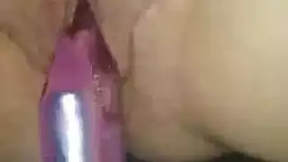 أصبحت امرأة أنيقة قرنية للغاية بينما كانت تحفز بوسها مع هزاز ، في نفس الوقت