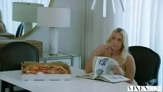 المراهقة شقراء تعشق زب جارها المتزوج وتذهب له البيت و تمارس السكس القوي معه