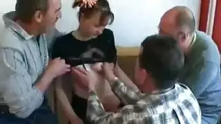 امرأة سمراء فاتنة رفاق الركوع في الجزء الخلفي من الشاحنة بينما مع النساء.