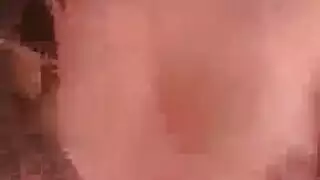 أقرن، الرجل الأبيض هو سخيف امرأة سوداء سوداء، أرييل هافن، في حين أن زوجها خارج المدينة