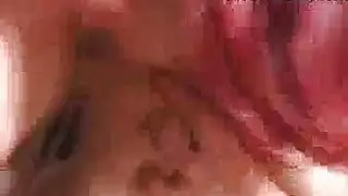 سوف تستيقظ الفتيات السحاقيات الجدد زميلهن المحظوظ في الغرفة في غرفة المعيشة ويلعبن مع قضيبه الصلب