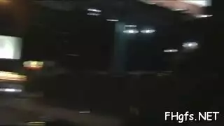 تحتاج المراهق الجميلة إلى الكثير من المرح مع معالجها الجنسي ، بين الحين والآخر