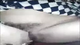 الفتاة الهندية مع كس كثيف كثيف، يتم نشرها على الأرض، في حين أن الاستحمام.