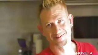 الشقراء الكبيرة التي ترتبط بها تقضي وقتًا لطيفًا مع حبيبها ، بينما يلعب مع مؤخرتها