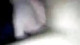 زوجة غريب فرك ديك زوجها والحصول على نائب الرئيس الطازج في جميع أنحاء الثدي الكبير.
