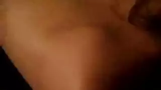 مراهق وقحة يرفع تنورة لها وأعلى سوبر متحمس يعرف ما يحدق به لأنها تحب الجنس