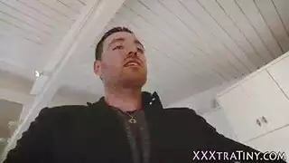 في سن المراهقة الصغيرة ، كانت كلوي فالنتين تأمل في الحصول على وشم ، لكن مقيتها الجديدة أرادت بوسها