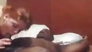 الجمال البرازيلي يفرك قضيب شريكها بينما يمارس الجنس معه في وضع راعية البقر العكسي