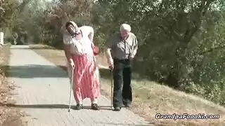 الشباب شقراء فاتنة مارس الجنس في الحمار ووجه قذف المني