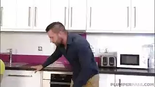 خادمة تغري سيدها بطيزها الكبيرة يسخن عليها و ينيكها و ويرضعها زبه الكبير