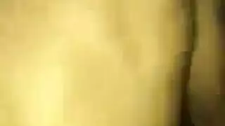 الرجل الأسود هو سخيف جبهة مورو قرنية في موقف راعية البقر عكس، في حين لا أحد يراقب
