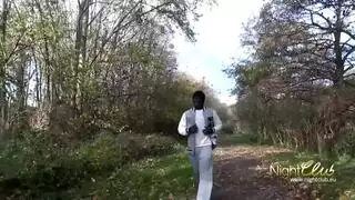 تقضي فتاة المدرسة البيضاء وقتًا رائعًا في الدراسة ، مع معلمها القرني ، تحت الطاولة