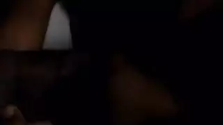 فاتنة الشوكولاته هي سخيف رجل تحب كثيرا، بينما لا أحد آخر في المنزل