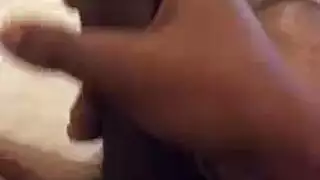 رجل قرني يتصبع برفق بوسها بينما كانت سونيا دين سيدة صراخ ، ناضجة ، تنتظر دورها.