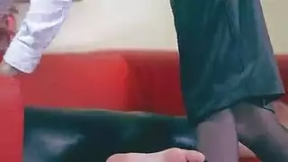 الفتيات يواجهن الكثير من المرح مع ديك صخرة كبيرة صلبة ولعب مع الثدي الكبير.
