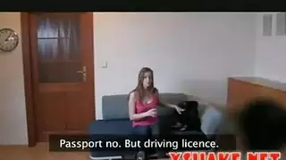 الزوجة الساخنة لا تمانع في ممارسة الجنس مع زوجها، حتى في حين أن زوجها يراقبها في العمل