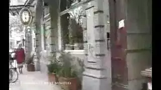 يلعب جبهة مورو شقراء جميلة في قميص وردي مع ساقيها مثير حين الحصول مارس الجنس