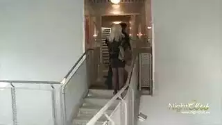 يتم تعذيب مالك المنزل الشبق على أرضية غرفة النوم ، لأن المشكلة تكمن في زوجته