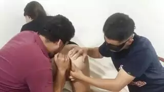 تتيح زوجة سخيف لنفسها يدها وتمارس الجنس مع اثنين من الغرباء دون الواقي الذكري الذي تحب أن تكون فوكس كولومبية جيدة