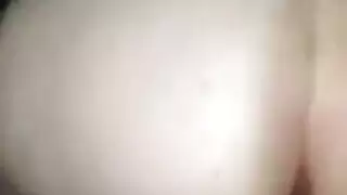 كتكوت سيئة مع الشعر الأرجواني يخون في شريكها مع صديقته الجديدة، مع الأصدقاء