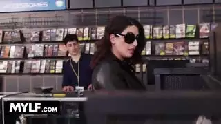 عندما دخلت سارة ، جبهة مورو لأحلام نيك متجره ، لم يتمكن عشيقها من التحدث معها