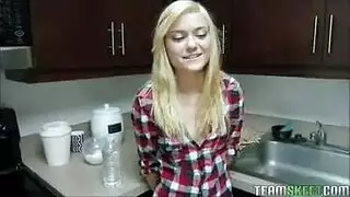 مراهقة شقراء جديدة ، ميا ليونويو جالسة على الطاولة ، في حين أن رجلها يحفر شقها.