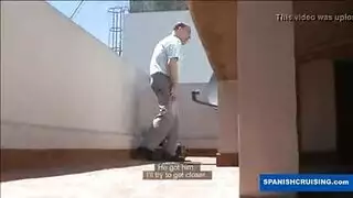 أغوى رجل أقرن ربة منزله الساخنة ومارس الجنس معها بينما كانت تتغذى في منزل كبير