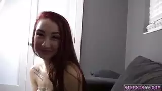 امرأة سمراء في سن المراهقة الطازجة هو استمناء أثناء وجوده في غرفة الغسيل في المكتب والإصبع بوسها الرطب النقع