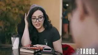 كانت في الماء على مرتبة على الشاطئ عندما تأتي صديقة وتضع فمها على كسها