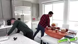 ياسمين رمادي يتسلق على السرير وتمتص الديك نعوميس قبل أن يتجول في القمة!