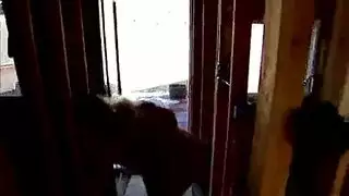 تم القبض على الكلبة الساخنة وهي تسرق من المتاجر وتمارس الجنس معها بشدة ، في ملهى ليلي محلي ، لأنها طلبت ذلك