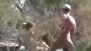 يقابلها و يستمني امامها و هي عارية و تنظر الى زبه و تشتهيه