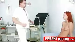 نحيل أحمر الشعر في سن المراهقة متع لها كس مع هزاز