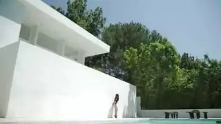 امرأة سمراء جميلة باللون الأحمر ، وأسبن في الجوارب حصلت على مارس الجنس بقوة في سريرها الضخم.