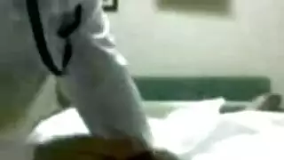 شرموطة بالحجاب ترضع زب عشيقها و لا تتوقف حتى ترى الحليب يخرج من الزب