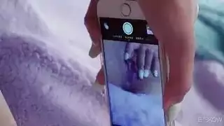 تتيح لك الفتاة سمراء مع الثديين ممارسة الجنس مع رجل قابلها على الإنترنت