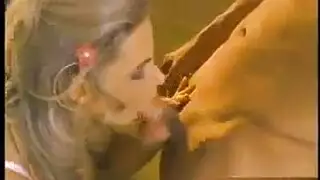 لطيف شقراء كيم يأكل نائب الرئيس الطازج أمام الكاميرا ويئر من المتعة أثناء كومينغ.