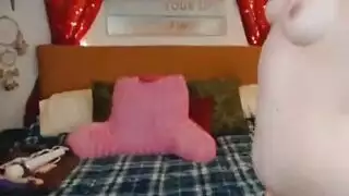 الأطفال الأقرن لديهم جنس ثلاثي في ​​حوض السباحة ، وهم راكعون على الأرض