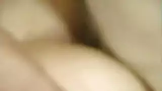 أمي شعر مع فاتنة الأبنوس الجسم المثالي تظهر السياط الضيقة والغنائم الجريئة على السرير