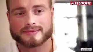 سيدة شقراء وشم راكعة على الأرض وتمتص قضيب الرجل الأسود الكبير