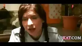 امرأة سمراء مصابة بتهمة امتصاص الديك برفق والحصول عليها داخل كس لها، من الظهر