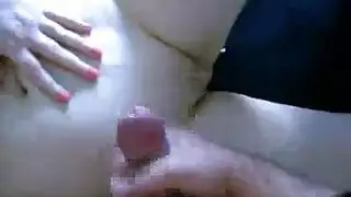 تحب الفتاة الشقراء اللعب مع ثديها الصغير ، لأنه في كل مرة تكون على وشك الحصول على هزة الجماع