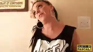 وقحة ناضجة، في الزي الأزرق مثير، إيلينا كوشكا تبذل قصارى جهدها لإرضاء عميلها.