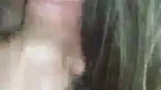 التدخين الساخن يمتد بفارغ الصبر ديك مدمزيها الضخم والمتورم ، صباح اليوم بعد الصب