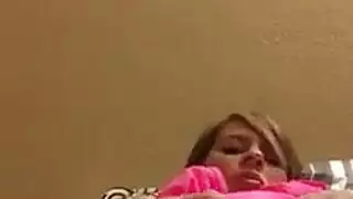 فتاة قرنية مع علامات دباغة ، تم تسمير كريستال سويفت من قبل مديرها ، في مكتبه