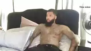 ثلاثة أزواج لديهم رباعية مشبع بالبخار بينما يستعدون للحصول على مجموعة ثلاثية على الأرض