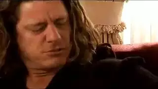 اجتمعت الفتيات السيئات حول قضيب رجل ضخم ، بينما يمارسن الحب على الطاولة