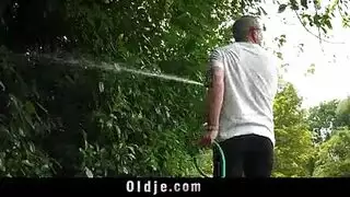 فتاة صغيرة في منتهى الجمال بزازها منفوخة تتناك من رجل كبير في السن